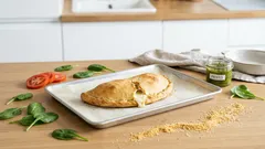 Pieczone „czebureki” z kurczaka bez smażenia – szybki przepis z pesto i mozzarellą